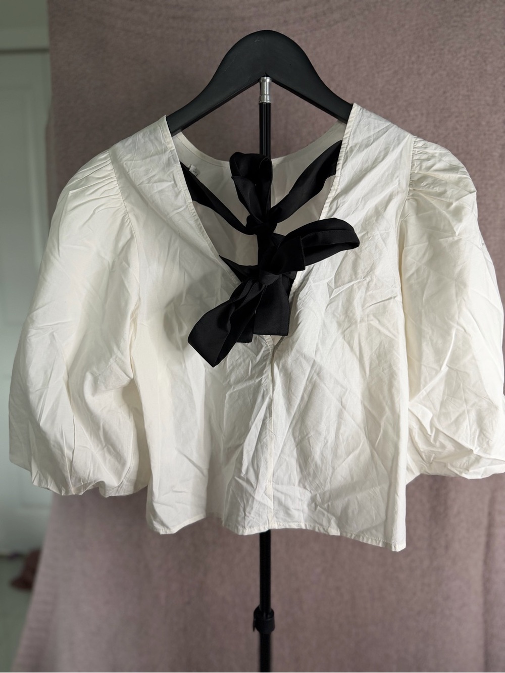 DIVIDED H&M White Puff Sleeve Blouse Black Bow Tie Size XS